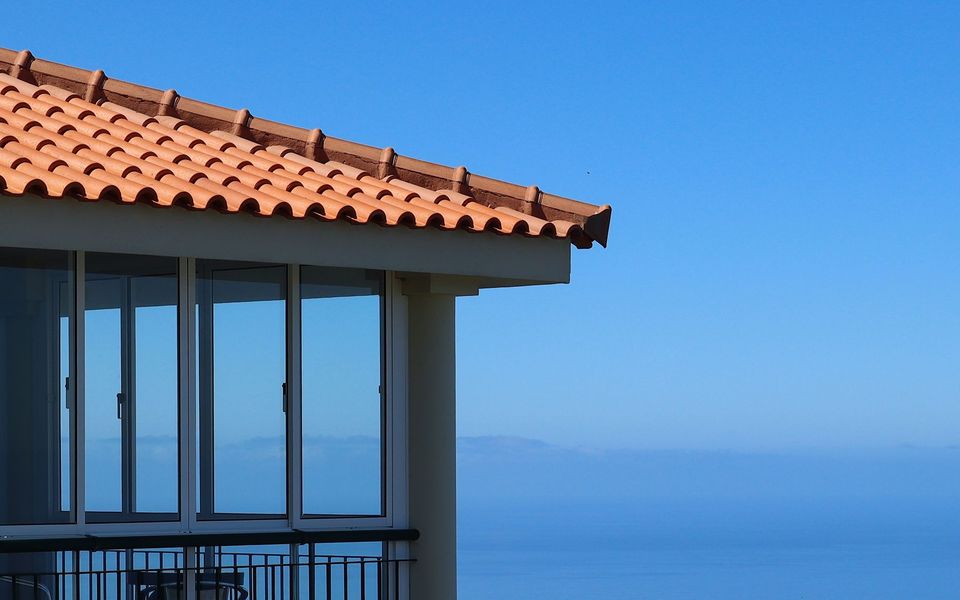 Moradia moderna com fachada envidraçada sobre o Atlântico, na Madeira